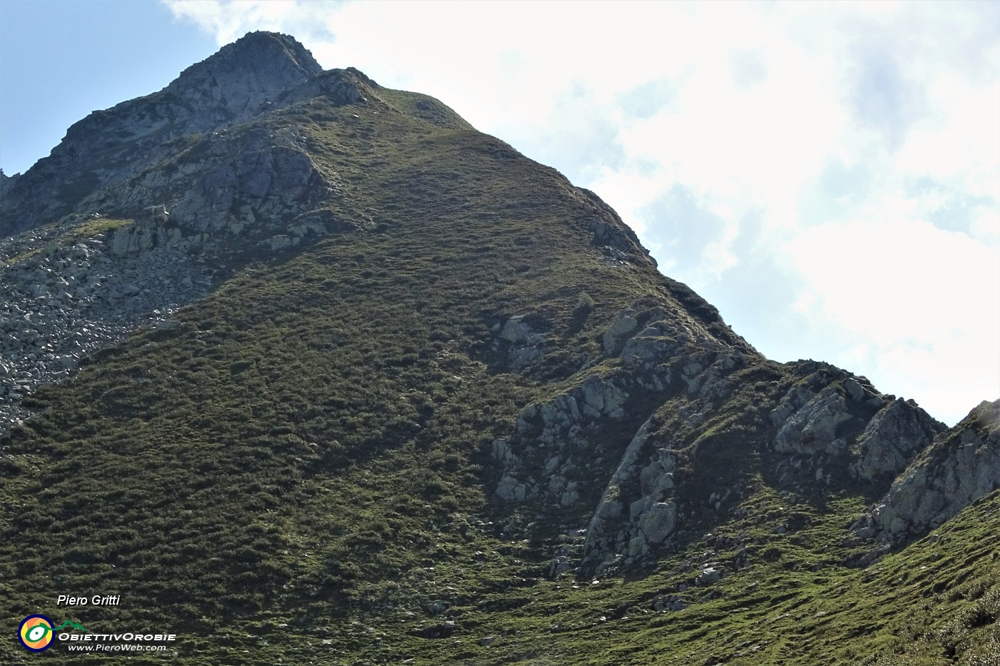 35 Zoom sulla ripida salita dalla insellatura alla cima del Valegino.JPG